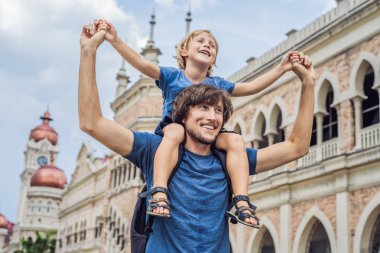 Baba ve oğlu Sultan Abdul Samad bina Kuala Lumpur, Malezya için arka plan üzerinde. Çocuk kavramı ile seyahat.