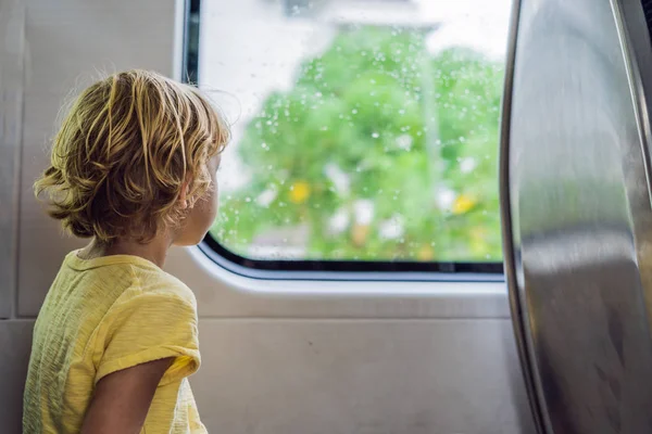 Hermoso Niño Mirando Por Ventana Del Tren Afuera Mientras Mueve — Foto de Stock