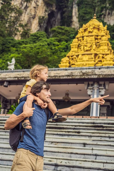 Padre Figlio Sullo Sfondo Delle Grotte Batu Vicino Kuala Lumpur — Foto Stock