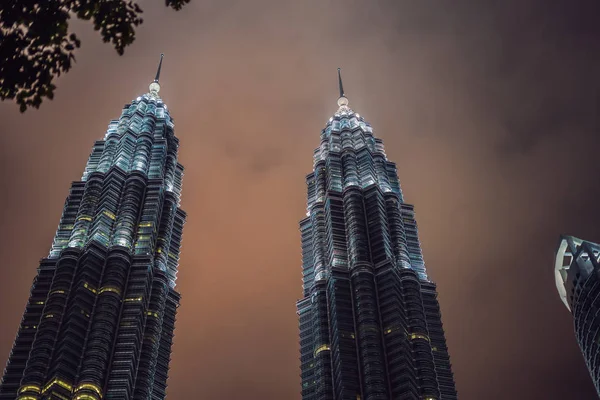 Malaysia, Kuala Lumpur - April 2018: kl moderne Stadtsilhouette mit patronas Zwillingstürmen Wahrzeichen — Stockfoto