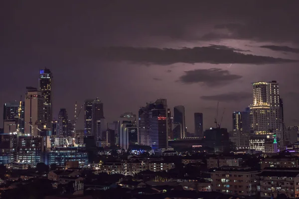 Tempestade grave com um raio sobre a área residencial em Putrajaya, Kuala Lumpur — Fotografia de Stock
