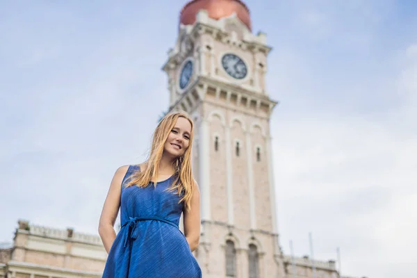 Ung Kvinna Bakgrund Sultan Abdul Samad Byggnad Kuala Lumpur Malaysia — Stockfoto