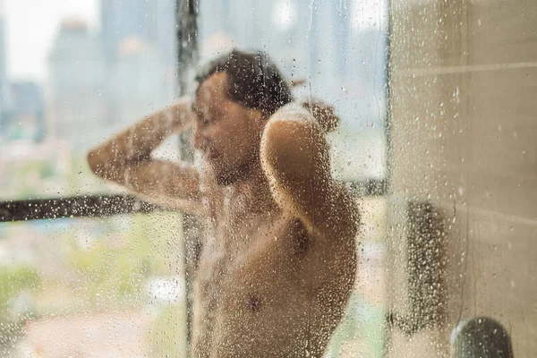 Knappe Man Douche Achter Glas Met Druppels Achtergrond Van Een — Stockfoto