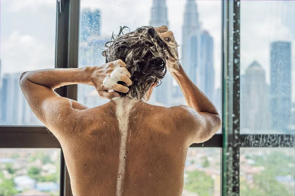 Knappe Man Douche Achter Glas Met Druppels Achtergrond Van Een — Stockfoto