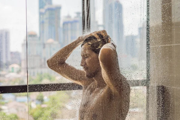 Knappe Man Douche Achter Glas Met Druppels Achtergrond Van Een — Stockfoto