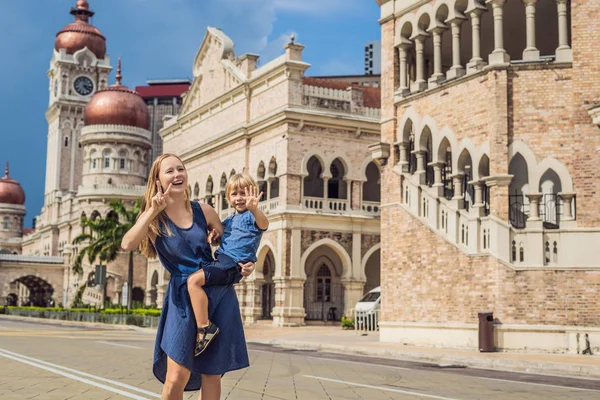 Mama Syn Tle Sultan Abdul Samad Building Kuala Lumpur Malezja — Zdjęcie stockowe