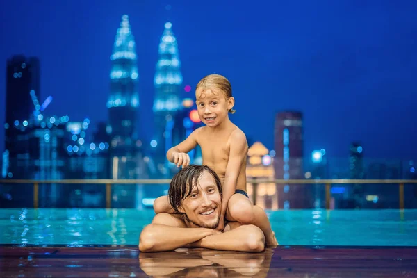 Pai Filho Piscina Exterior Com Vista Para Cidade Céu Azul — Fotografia de Stock