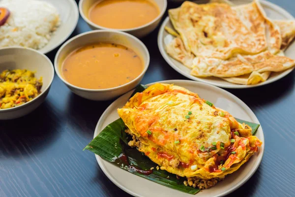 什锦印度食物上深色木制背景 菜和印度菜的开胃菜 黄油鸡 萨摩萨 酸辣酱 碗和盘子与印度菜 — 图库照片