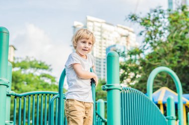 Parkta oynarken komik şirin mutlu bebek. Duygu mutluluk, eğlence, sevinç. 