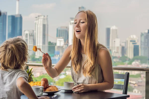 Lycklig Familj Äter Frukost Balkongen Frukostbordet Med Kaffe Frukt Och — Stockfoto