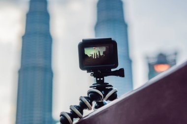 Büyük bir şehrin hızlandırılmış bir video kamera bir tripod üzerinde kaydeder.