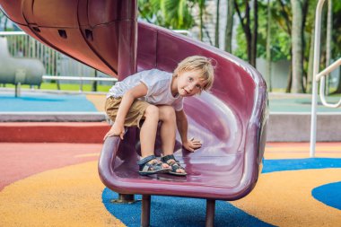 Parkta oynarken komik şirin mutlu bebek. Duygu mutluluk, eğlence, sevinç. 