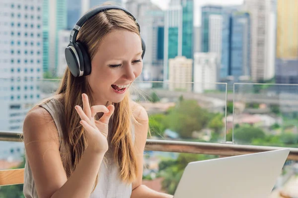 Young Woman Teaches Foreign Language Learns Foreign Language Internet Her — Stock Photo, Image