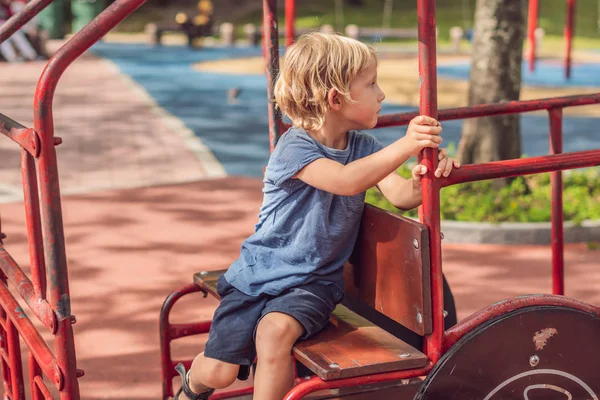 Parkta Oynarken Komik Şirin Mutlu Bebek Duygu Mutluluk Eğlence Sevinç — Stok fotoğraf