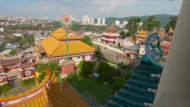 Penang Adası üzerinde Malezya bir Kek Lok Si Tapınağı ziyaret aile Slowmotion steadycam atış