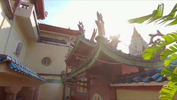 Slowmotion steadycam lövés a Kek Lok Si templom, Penang szigeten, Malajzia — Stock videók