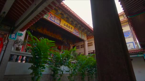 Fotografía en cámara lenta de un templo de Kek Lok Si en la isla de Penang, Malasia — Vídeos de Stock