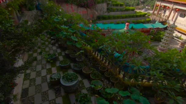 Slowmotion steadycam shot of a Kek Lok Si temple on Penang island, Malaysia — Stock Video