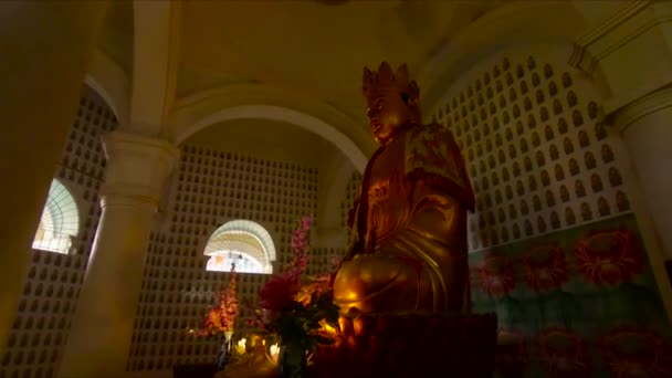 Slowmotion steadycam shot d'un temple Kek Lok Si sur l'île de Penang, Malaisie — Video