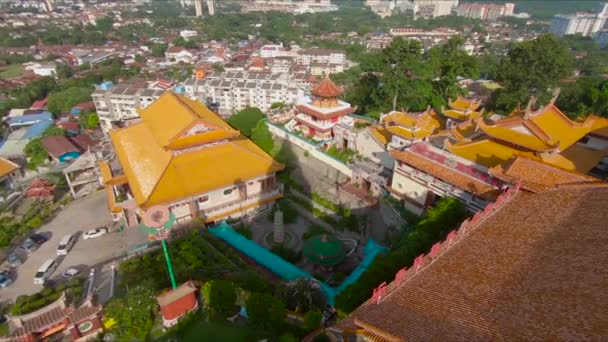 Slowmotion steadycam shot d'un temple Kek Lok Si sur l'île de Penang, Malaisie — Video