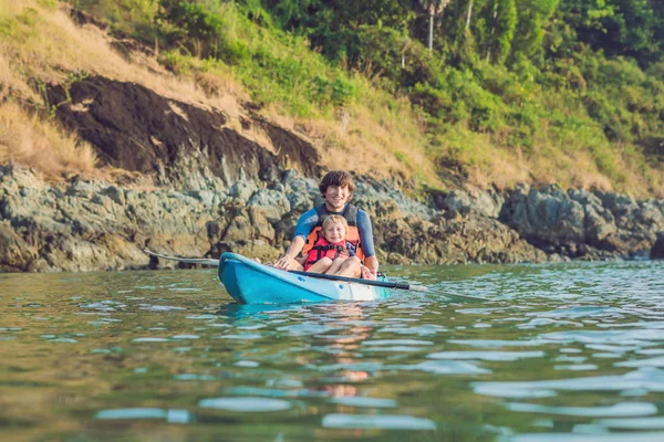 Vater Und Sohn Beim Kajakfahren Tropischen Ozean Reisen Und Aktivitäten — Stockfoto