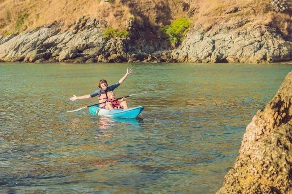 Kayak Père Fils Océan Tropical Concept Voyages Activités Avec Enfants — Photo
