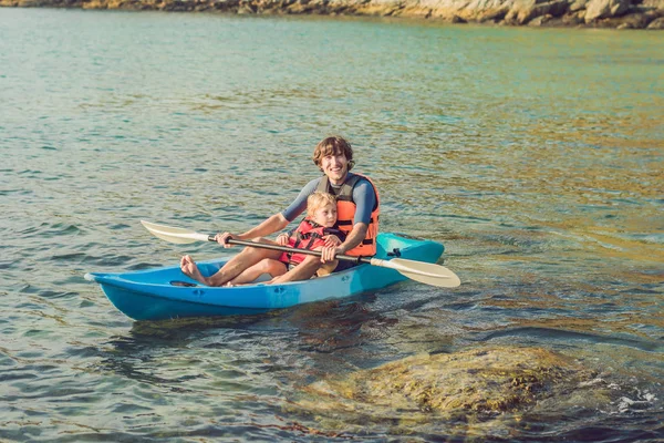 Padre Hijo Navegando Kayak Océano Tropical Viajes Activaciones Con Concepto — Foto de Stock