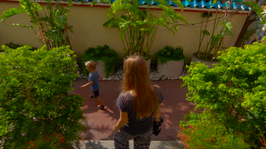 Penang Adası üzerinde Malezya bir Kek Lok Si Tapınağı ziyaret aile Slowmotion steadycam atış