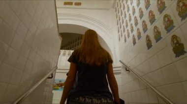 Penang Adası üzerinde Malezya bir Kek Lok Si Tapınağı ziyaret aile Slowmotion steadycam atış