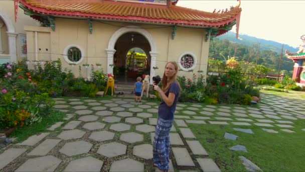 Slowmotion steadycam toma de la familia visitando un templo de Kek Lok Si en la isla de Penang, Malasia — Vídeos de Stock