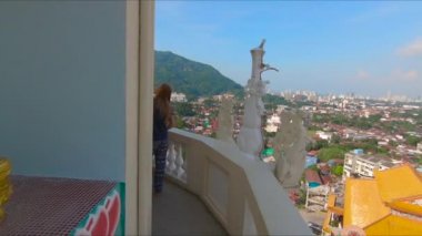 Penang Adası üzerinde Malezya bir Kek Lok Si Tapınağı ziyaret aile Slowmotion steadycam atış.