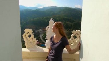 Penang Adası üzerinde Malezya bir Kek Lok Si Tapınağı ziyaret aile Slowmotion steadycam atış