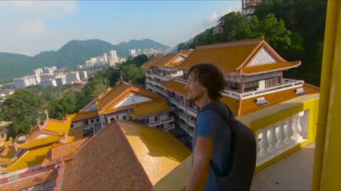 Penang Adası üzerinde Malezya bir Kek Lok Si Tapınağı ziyaret aile Slowmotion steadycam atış