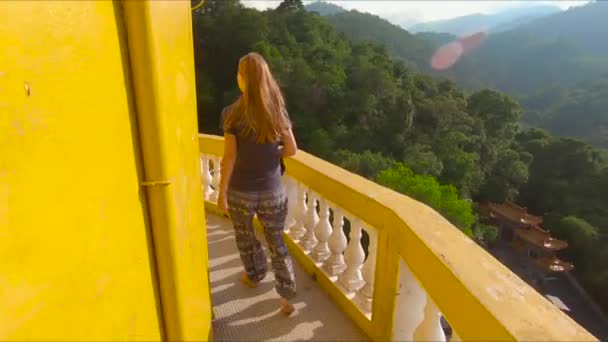 Slowmotion steadycam постріл сім'ї відвідують Kek Lok Si temple на острові Пенанг, Малайзія — стокове відео