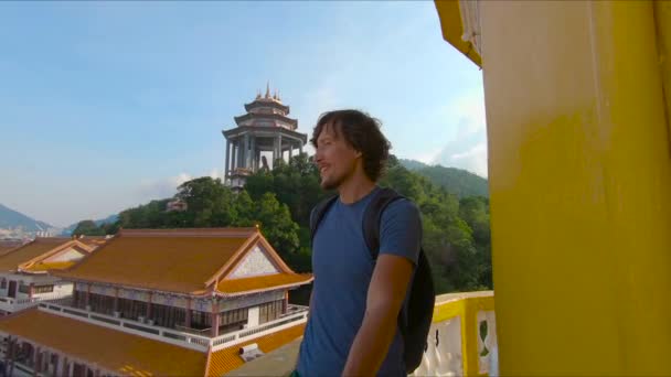 Slowmotion steadycam постріл сім'ї відвідують Kek Lok Si temple на острові Пенанг, Малайзія — стокове відео