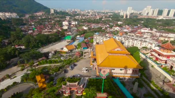 Slowmotion steadycam shot d'un temple Kek Lok Si sur l'île de Penang, Malaisie — Video