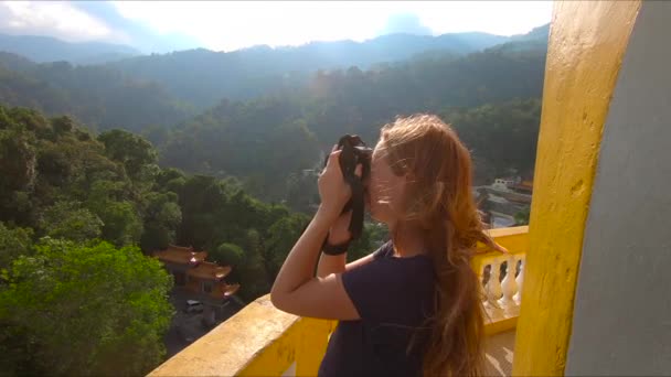 Slowmotion steadycam shot de la famille visitant un temple Kek Lok Si sur l'île de Penang, Malaisie — Video