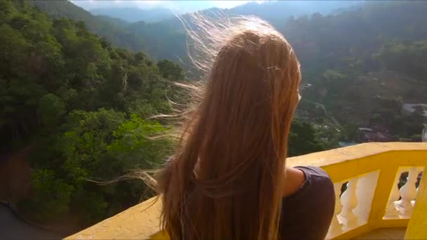 Slowmotion steadycam tiro de família visitando um templo Kek Lok Si na ilha Penang, Malásia — Vídeo de Stock