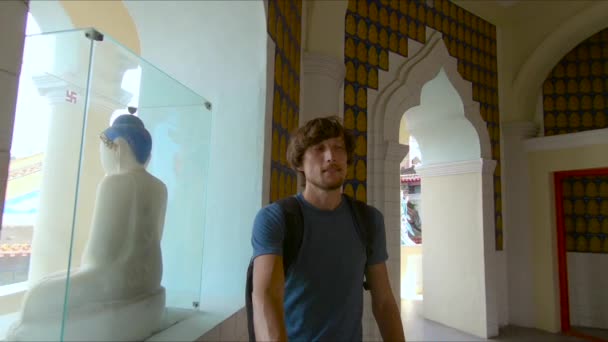 Slowmotion steadycam toma de la familia visitando un templo de Kek Lok Si en la isla de Penang, Malasia — Vídeos de Stock