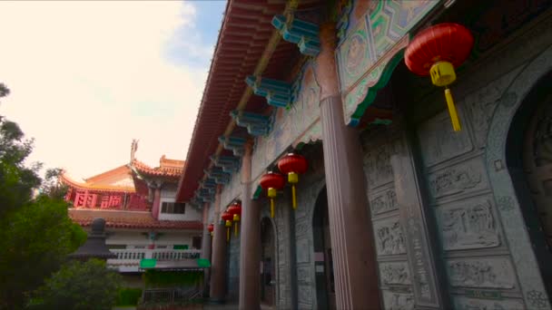 Fotografía en cámara lenta de un templo de Kek Lok Si en la isla de Penang, Malasia — Vídeos de Stock