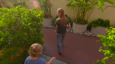 Penang Adası üzerinde Malezya bir Kek Lok Si Tapınağı ziyaret aile Slowmotion steadycam atış