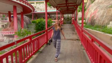 Penang Adası, Malezya Kek Lok Si Tapınağı bir tur sırasında kız esnemek