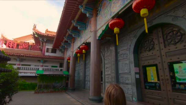 Fotografía en cámara lenta de un templo de Kek Lok Si en la isla de Penang, Malasia — Vídeos de Stock