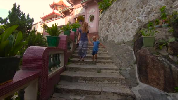 Zeitlupen-Schwebestativ-Aufnahme einer Familie beim Besuch eines kek lok si Tempels auf der Insel Penang, Malaysia — Stockvideo