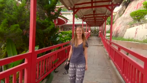 Slowmotion steadycam toma de la familia visitando un templo de Kek Lok Si en la isla de Penang, Malasia — Vídeo de stock