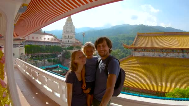 Slowmotion shot of a family shooting selfie while visiting the Kek Lok Si temple on Penang island, Malaysia. — Stock Video