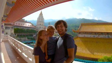 Malezya Penang Adası'Kek Lok Si Tapınağı ziyaret ederken selfie çekim bir aile fotoğrafını Slowmotion.