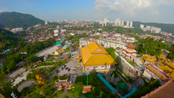 Scatto al rallentatore di un tempio di Kek Lok Si sull'isola di Penang, Malesia — Video Stock