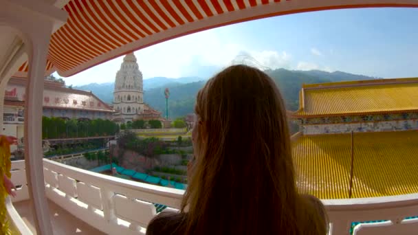 Slowmotion steadycam toma de la familia visitando un templo de Kek Lok Si en la isla de Penang, Malasia — Vídeo de stock