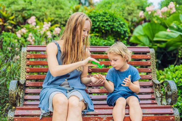 Madre Hijo Usando Gel Desinfectante Manos Lavado Parque Antes Aperitivo —  Fotos de Stock